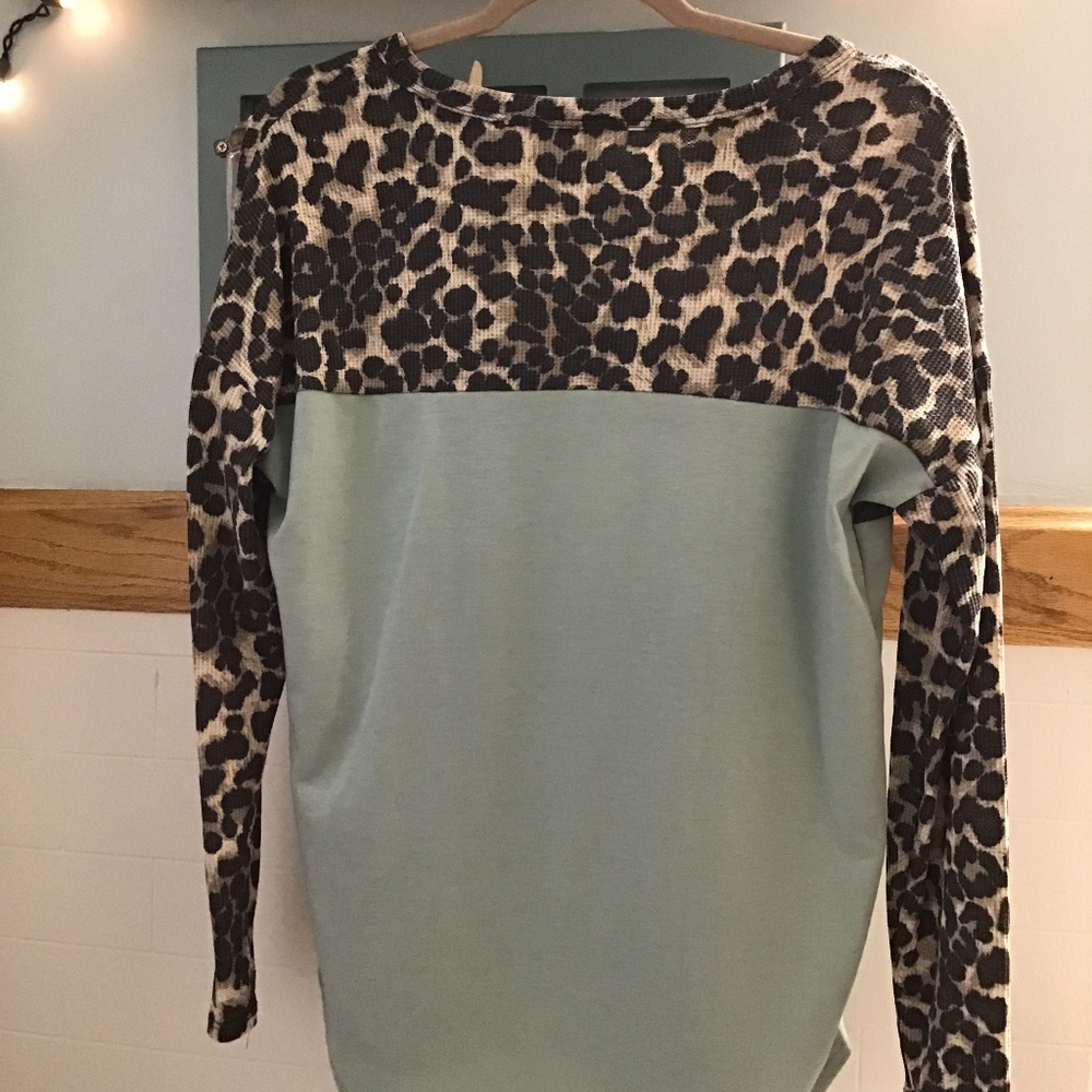 Boutique Lovely J knit sage/leopard prInt top - Picture 6 of 9